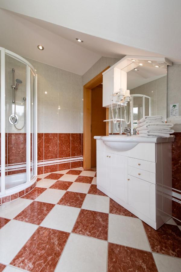 Hotel Irmgard Strass im Attergau Екстер'єр фото
